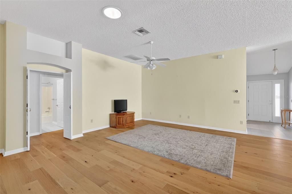 Под контрактом: $365,000 (3 спален, 2 ванн, 1905 Квадратных фут)