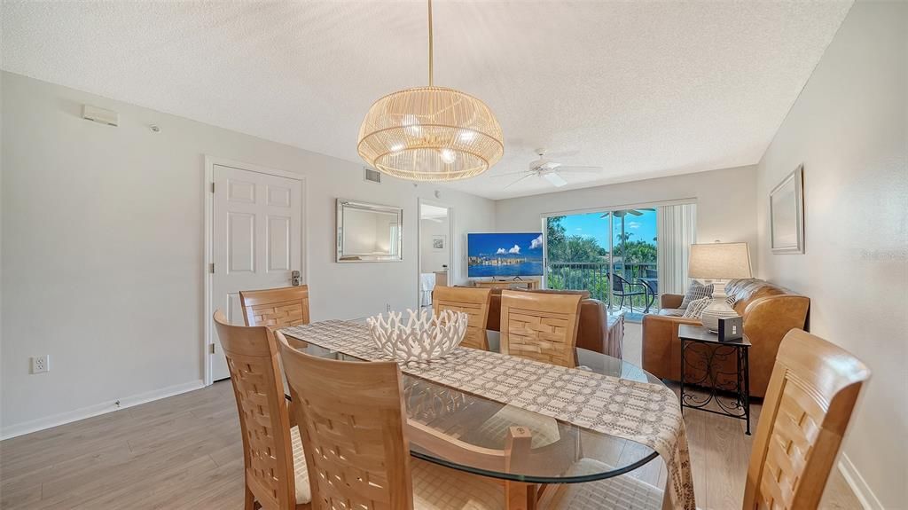 For Sale: $275,000 (2 beds, 2 baths, 1106 Square Feet)