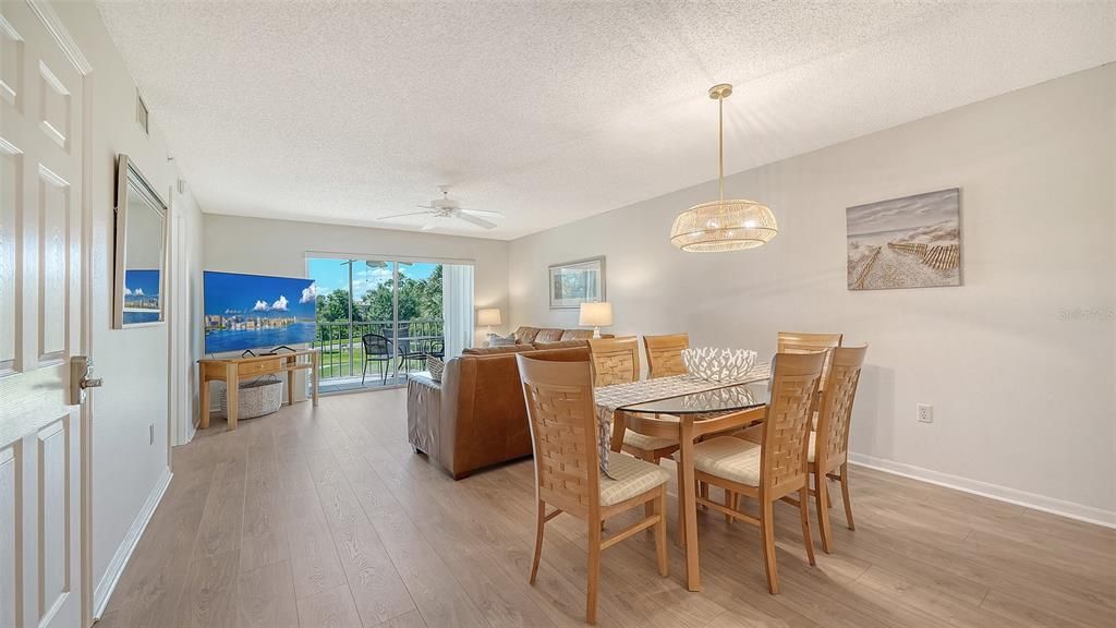 For Sale: $275,000 (2 beds, 2 baths, 1106 Square Feet)