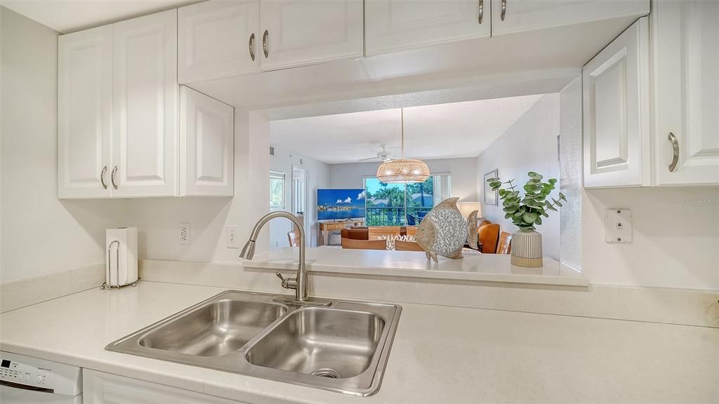 For Sale: $275,000 (2 beds, 2 baths, 1106 Square Feet)
