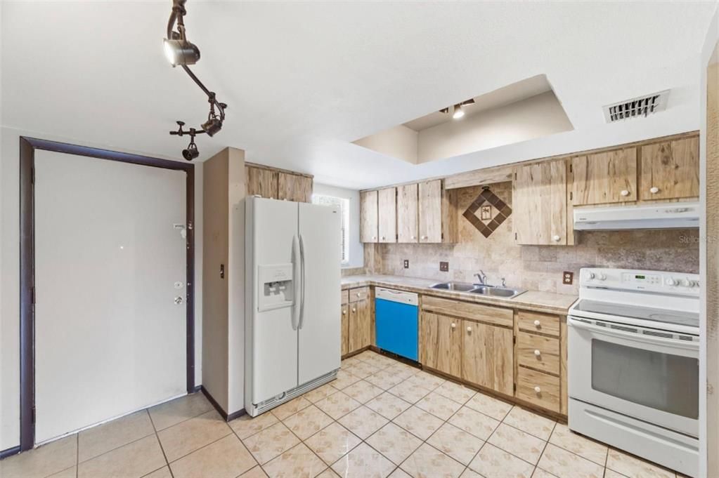For Sale: $129,900 (2 beds, 2 baths, 1056 Square Feet)
