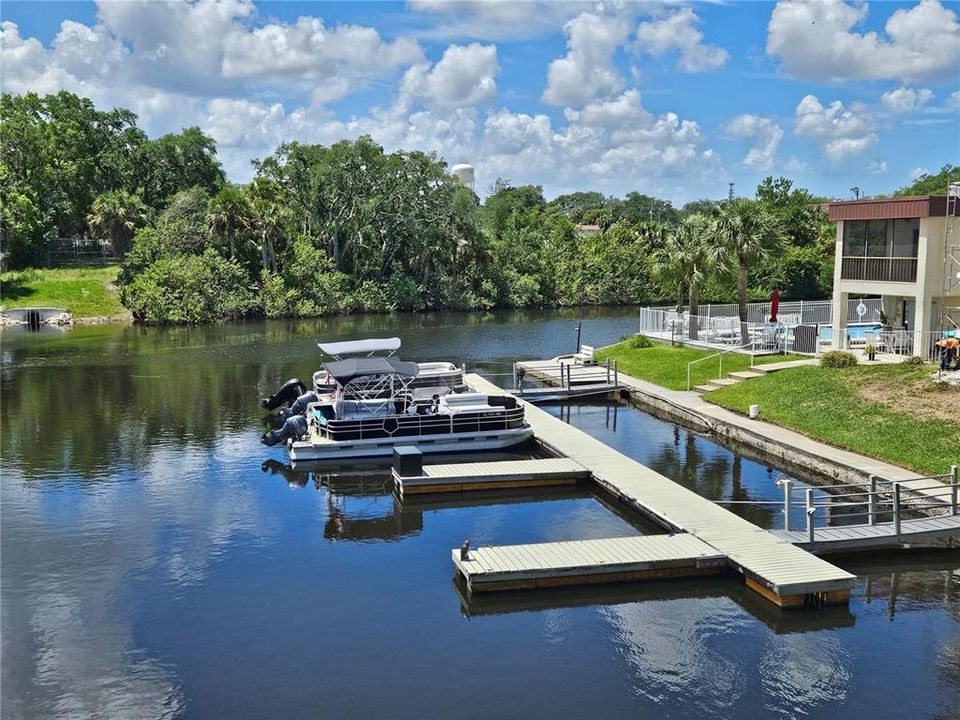 For Sale: $129,900 (2 beds, 2 baths, 1056 Square Feet)