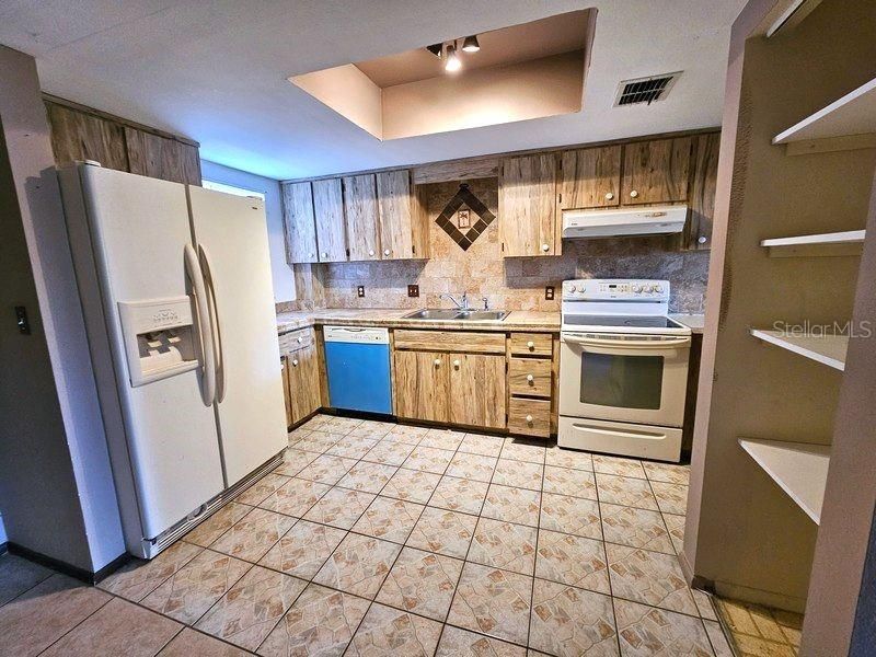 For Sale: $129,900 (2 beds, 2 baths, 1056 Square Feet)