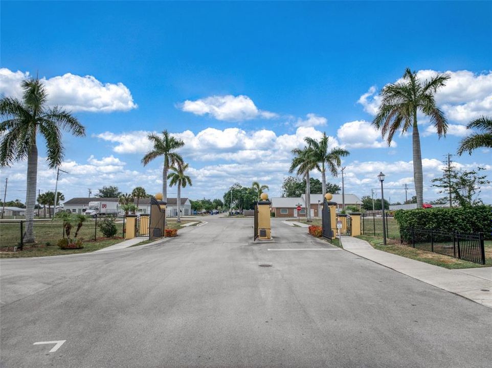 Active With Contract: $1,600 (3 beds, 2 baths, 1272 Square Feet)