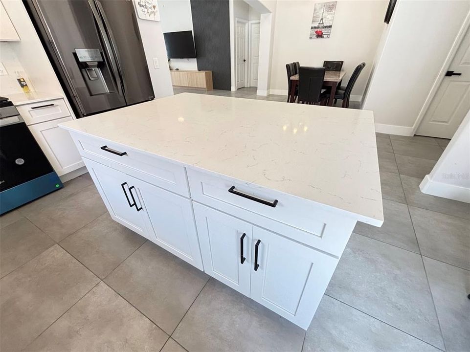 Activo con contrato: $3,450 (5 camas, 4 baños, 2136 Pies cuadrados)