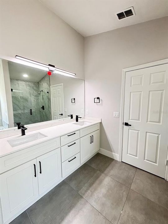 Activo con contrato: $3,450 (5 camas, 4 baños, 2136 Pies cuadrados)