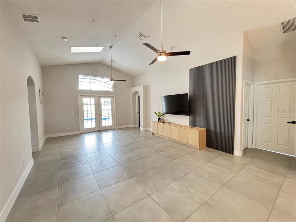 Activo con contrato: $3,450 (5 camas, 4 baños, 2136 Pies cuadrados)