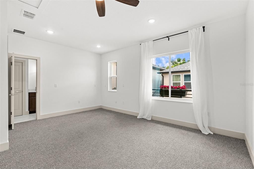 En Venta: $749,900 (4 camas, 3 baños, 2210 Pies cuadrados)