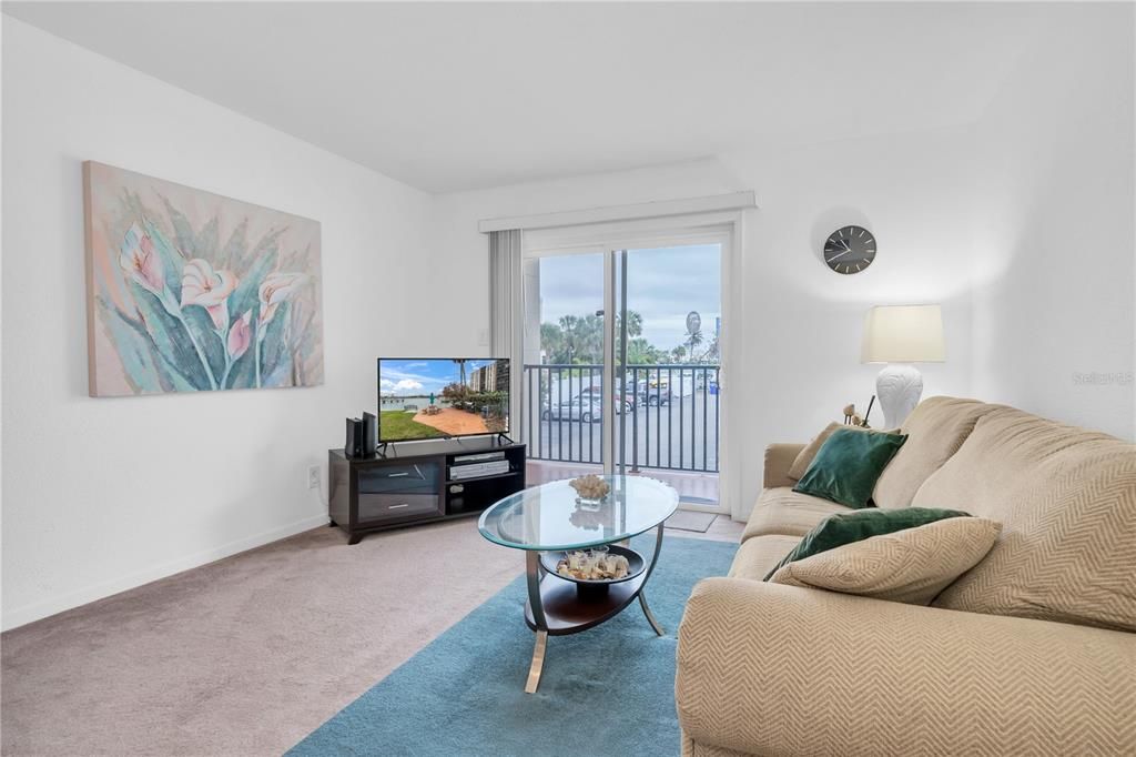 Active With Contract: $149,900 (1 beds, 1 baths, 645 Square Feet)
