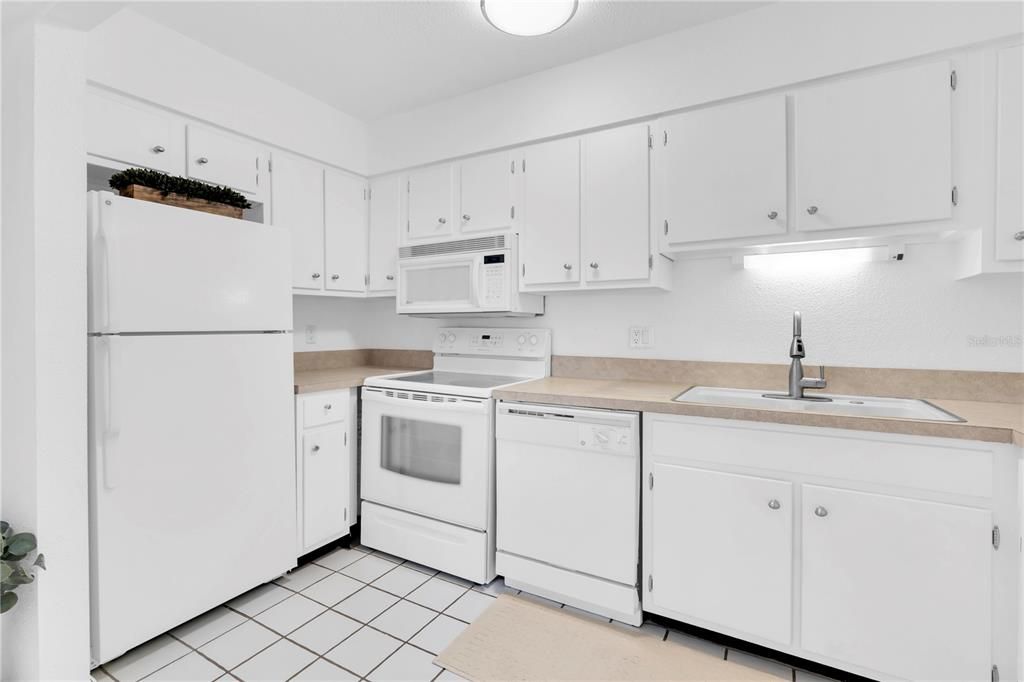 Active With Contract: $149,900 (1 beds, 1 baths, 645 Square Feet)