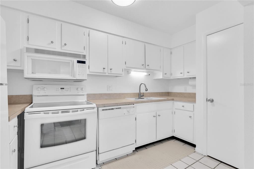Active With Contract: $149,900 (1 beds, 1 baths, 645 Square Feet)