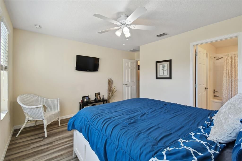 For Sale: $335,000 (2 beds, 2 baths, 1116 Square Feet)