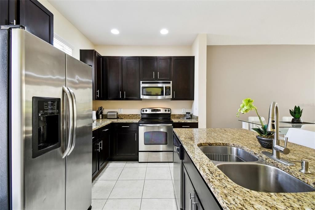 For Sale: $335,000 (2 beds, 2 baths, 1116 Square Feet)