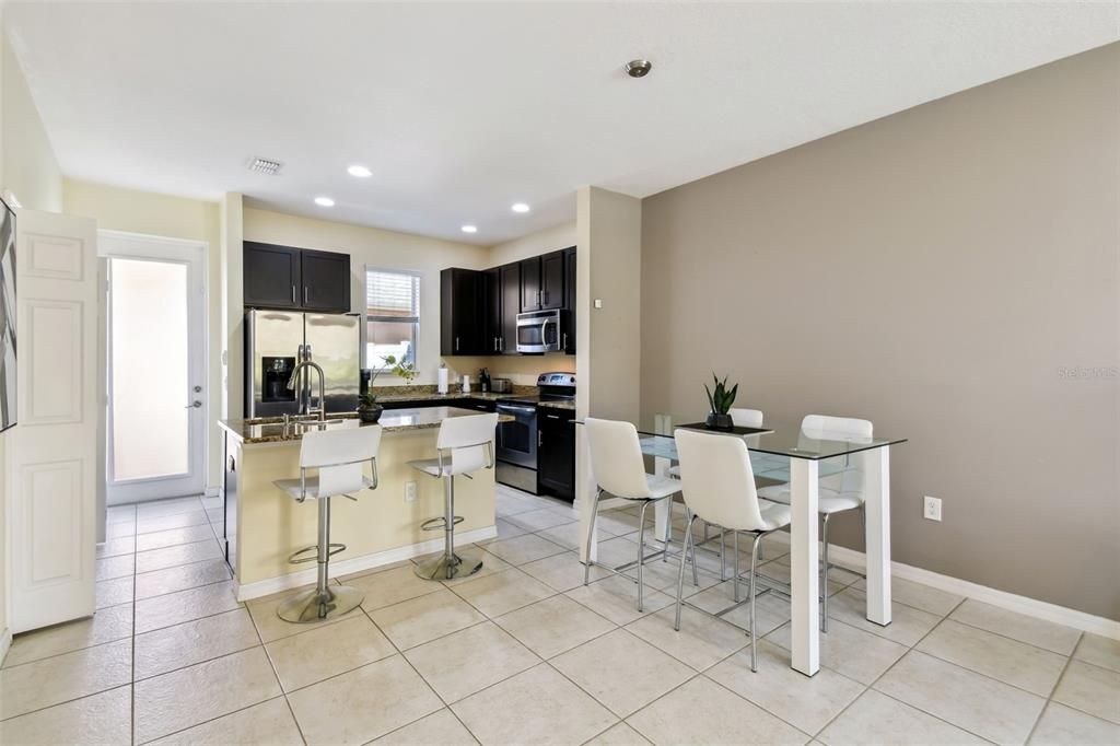 For Sale: $335,000 (2 beds, 2 baths, 1116 Square Feet)