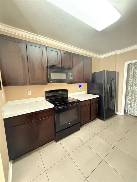 Activo con contrato: $249,000 (3 camas, 2 baños, 1669 Pies cuadrados)