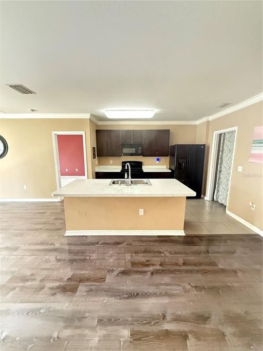 Activo con contrato: $249,000 (3 camas, 2 baños, 1669 Pies cuadrados)