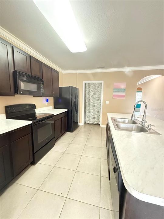 Activo con contrato: $249,000 (3 camas, 2 baños, 1669 Pies cuadrados)