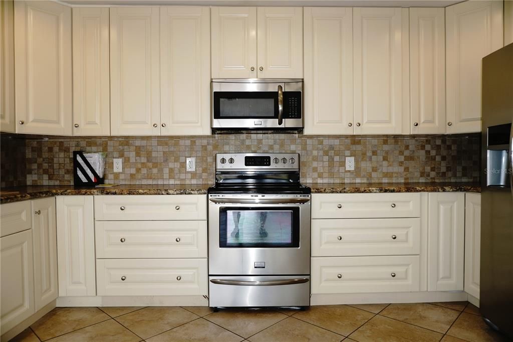 For Sale: $134,900 (2 beds, 1 baths, 825 Square Feet)