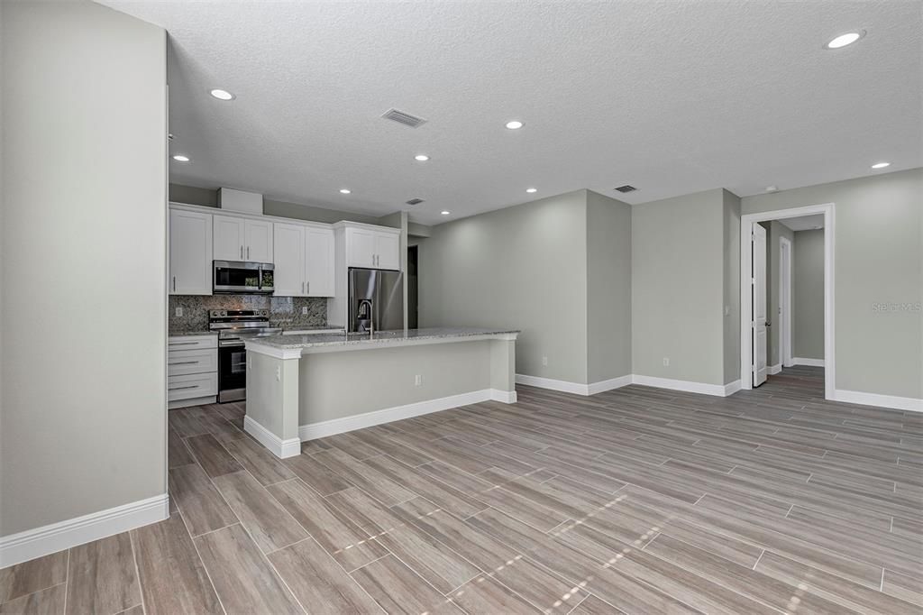 Activo con contrato: $335,000 (4 camas, 3 baños, 2057 Pies cuadrados)