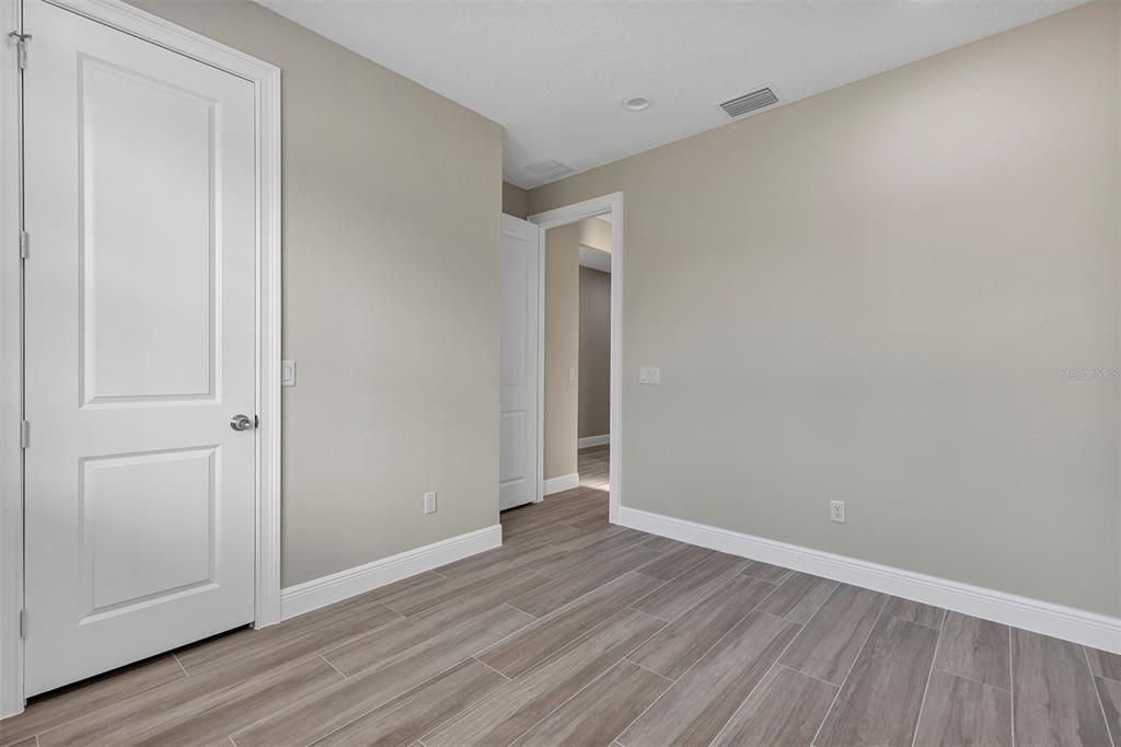 Activo con contrato: $335,000 (4 camas, 3 baños, 2057 Pies cuadrados)