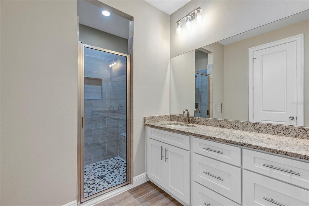 Activo con contrato: $335,000 (4 camas, 3 baños, 2057 Pies cuadrados)