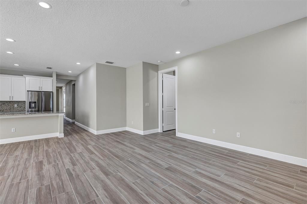 Activo con contrato: $335,000 (4 camas, 3 baños, 2057 Pies cuadrados)