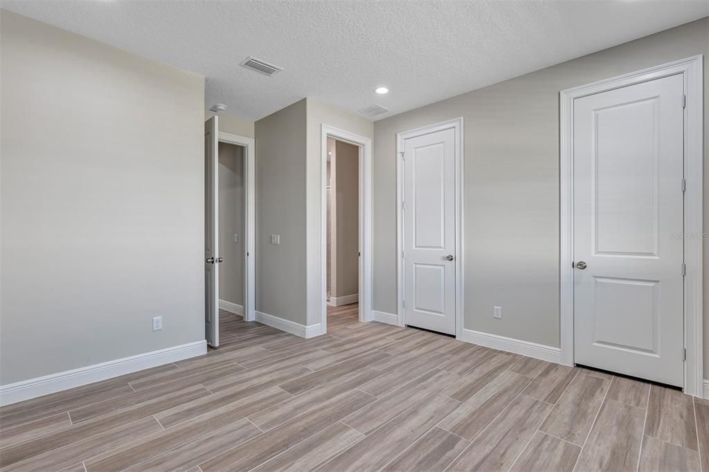 Activo con contrato: $335,000 (4 camas, 3 baños, 2057 Pies cuadrados)
