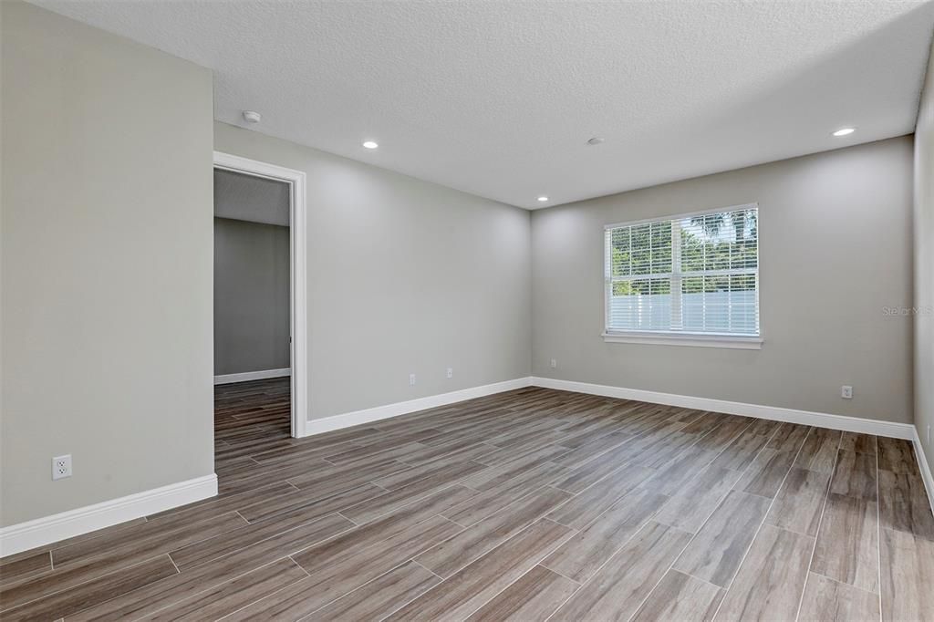Activo con contrato: $335,000 (4 camas, 3 baños, 2057 Pies cuadrados)