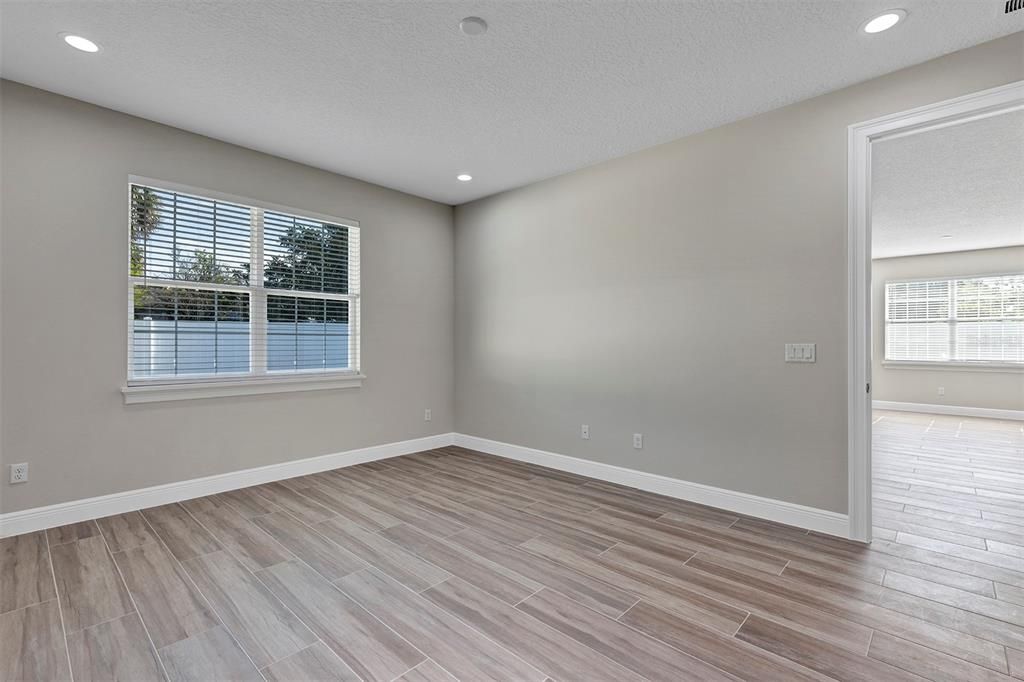 Activo con contrato: $335,000 (4 camas, 3 baños, 2057 Pies cuadrados)