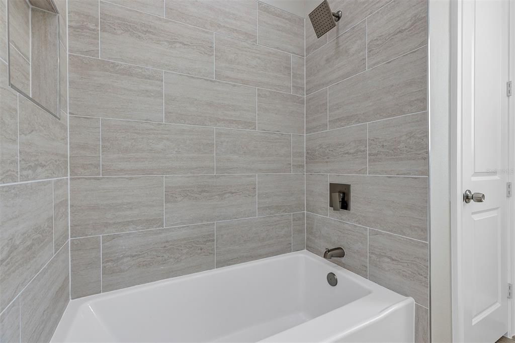 Activo con contrato: $335,000 (4 camas, 3 baños, 2057 Pies cuadrados)