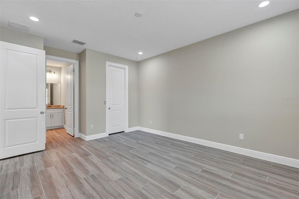 Activo con contrato: $335,000 (4 camas, 3 baños, 2057 Pies cuadrados)