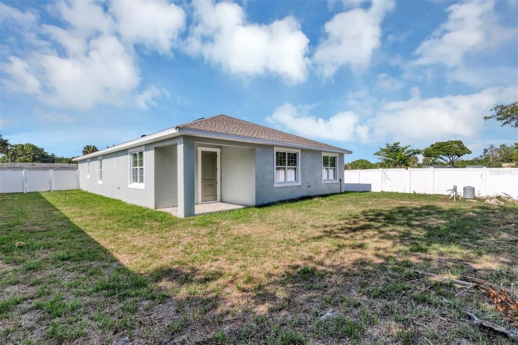 Activo con contrato: $335,000 (4 camas, 3 baños, 2057 Pies cuadrados)