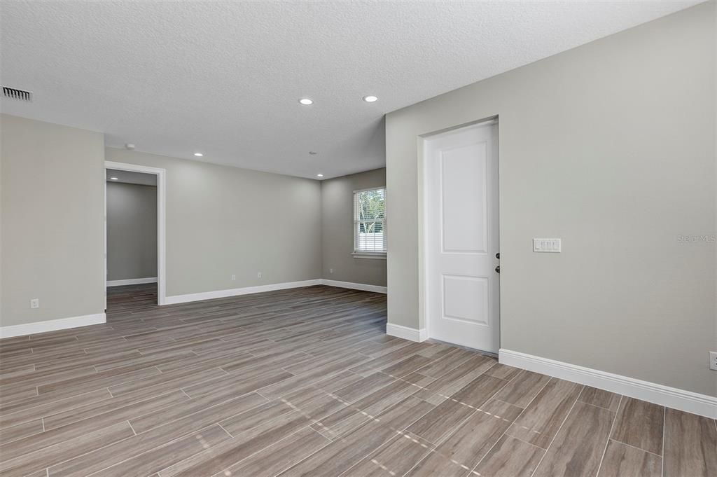 Activo con contrato: $335,000 (4 camas, 3 baños, 2057 Pies cuadrados)