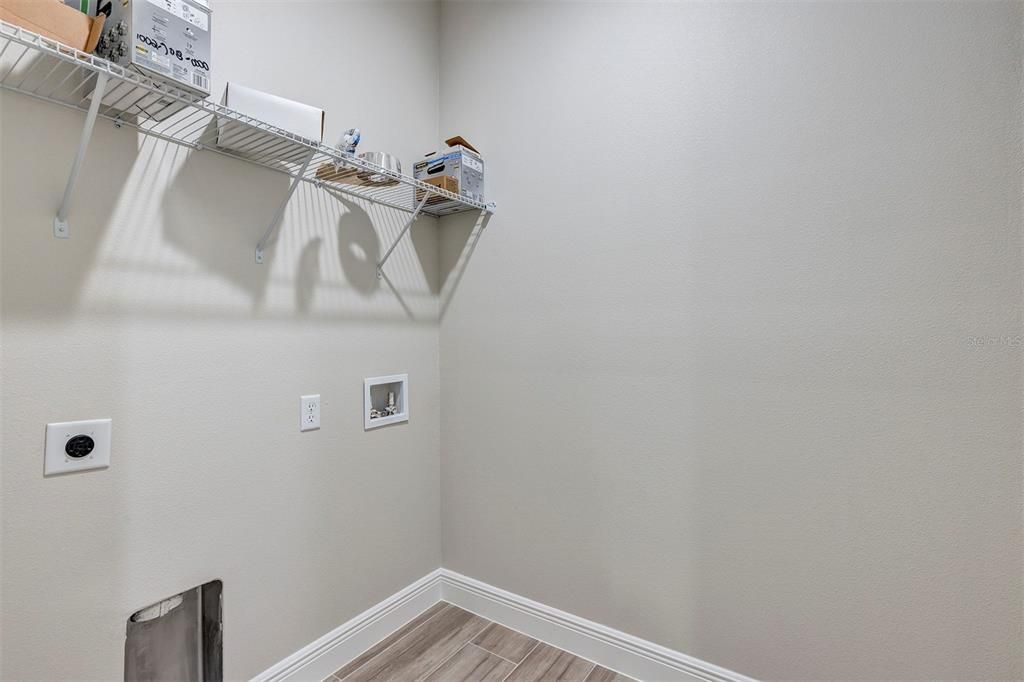 Activo con contrato: $335,000 (4 camas, 3 baños, 2057 Pies cuadrados)