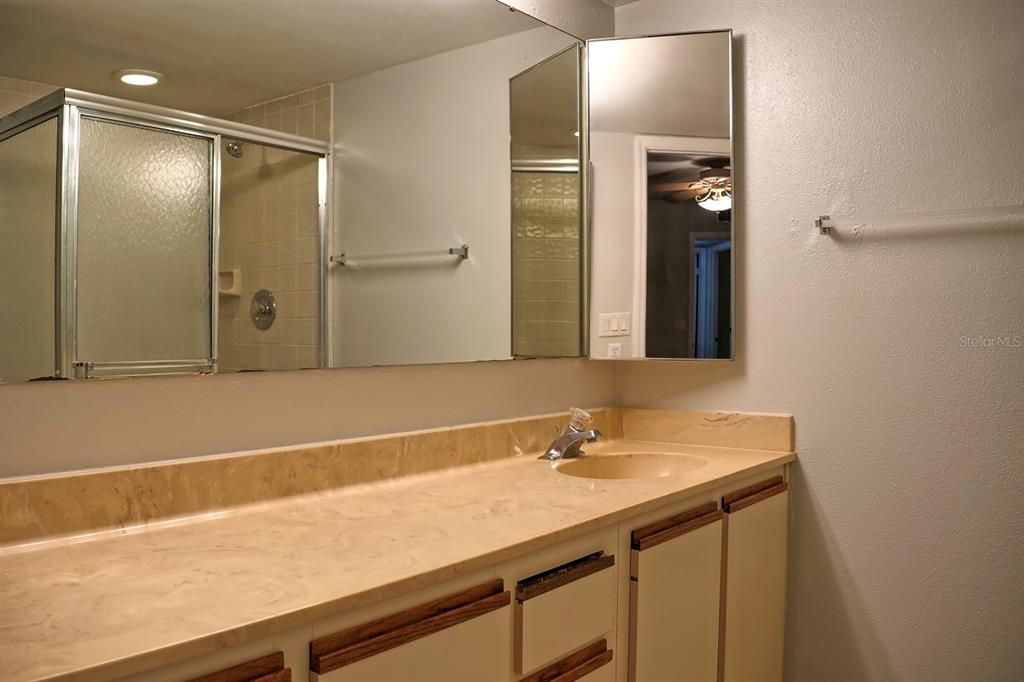 Active With Contract: $1,850 (2 beds, 2 baths, 1285 Square Feet)