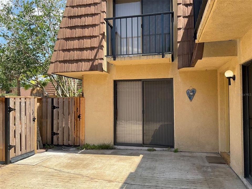 Active With Contract: $1,850 (2 beds, 2 baths, 1285 Square Feet)