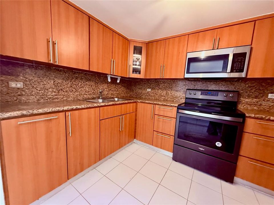 For Sale: $590,000 (2 beds, 1 baths, 980 Square Feet)