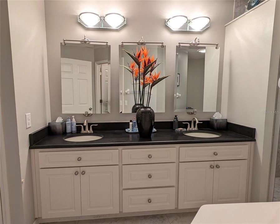 For Sale: $399,900 (2 beds, 2 baths, 1711 Square Feet)