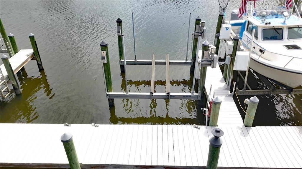 For Sale: $399,900 (2 beds, 2 baths, 1711 Square Feet)