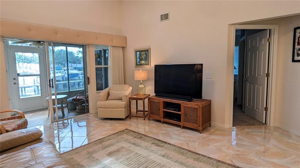 For Sale: $399,900 (2 beds, 2 baths, 1711 Square Feet)