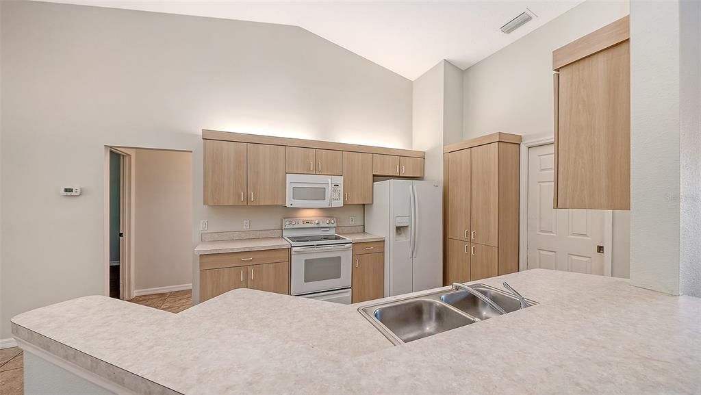 Activo con contrato: $409,000 (3 camas, 2 baños, 1665 Pies cuadrados)