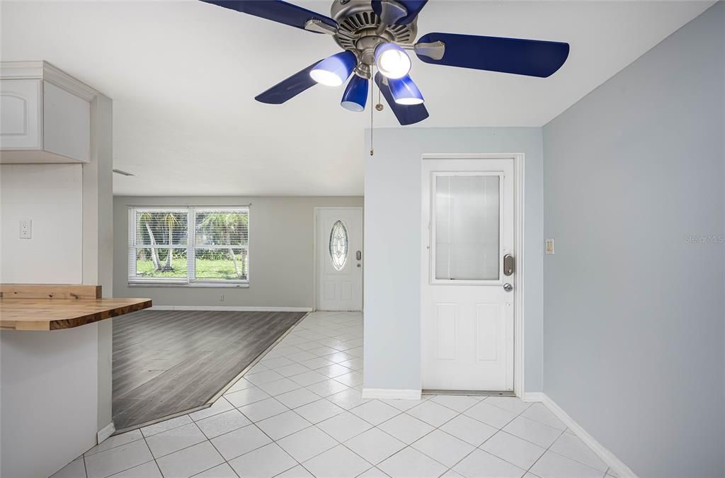 For Rent: $2,100 (3 beds, 1 baths, 1942 Square Feet)