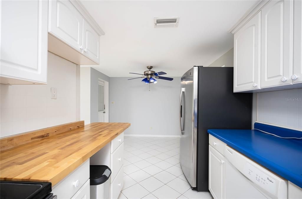 For Rent: $2,100 (3 beds, 1 baths, 1942 Square Feet)