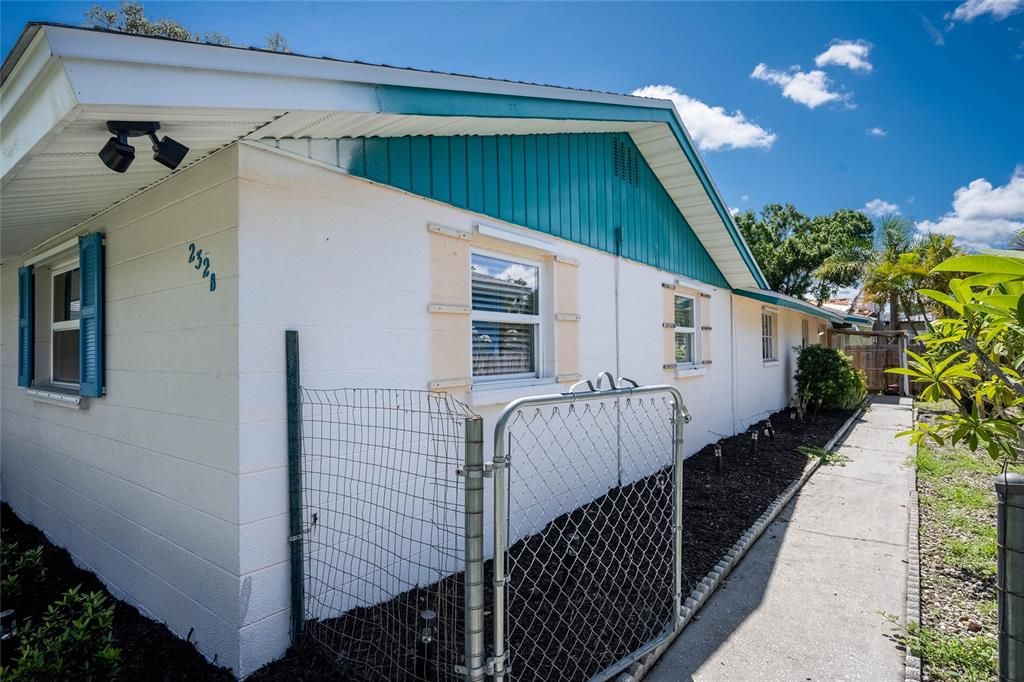 For Rent: $2,100 (3 beds, 1 baths, 1942 Square Feet)