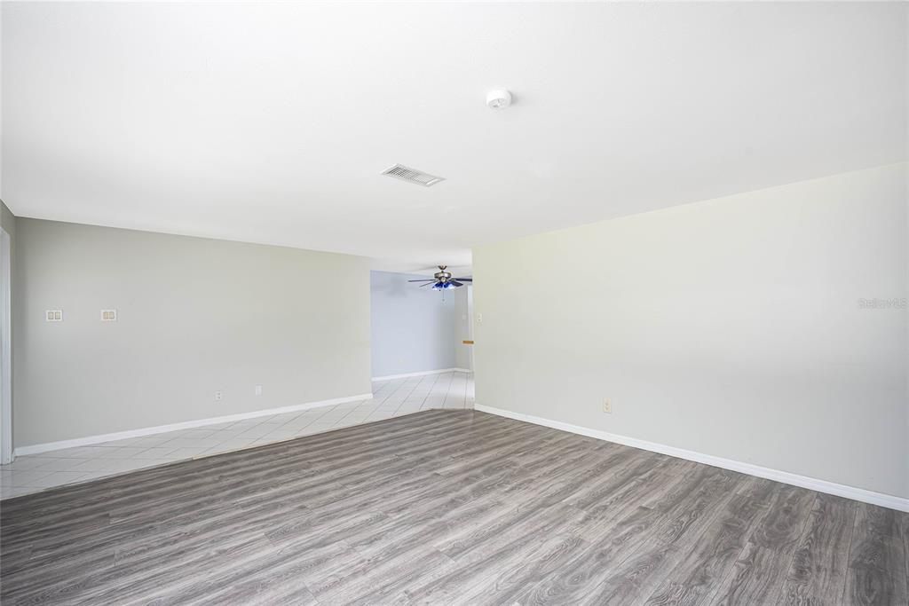 For Rent: $2,100 (3 beds, 1 baths, 1942 Square Feet)