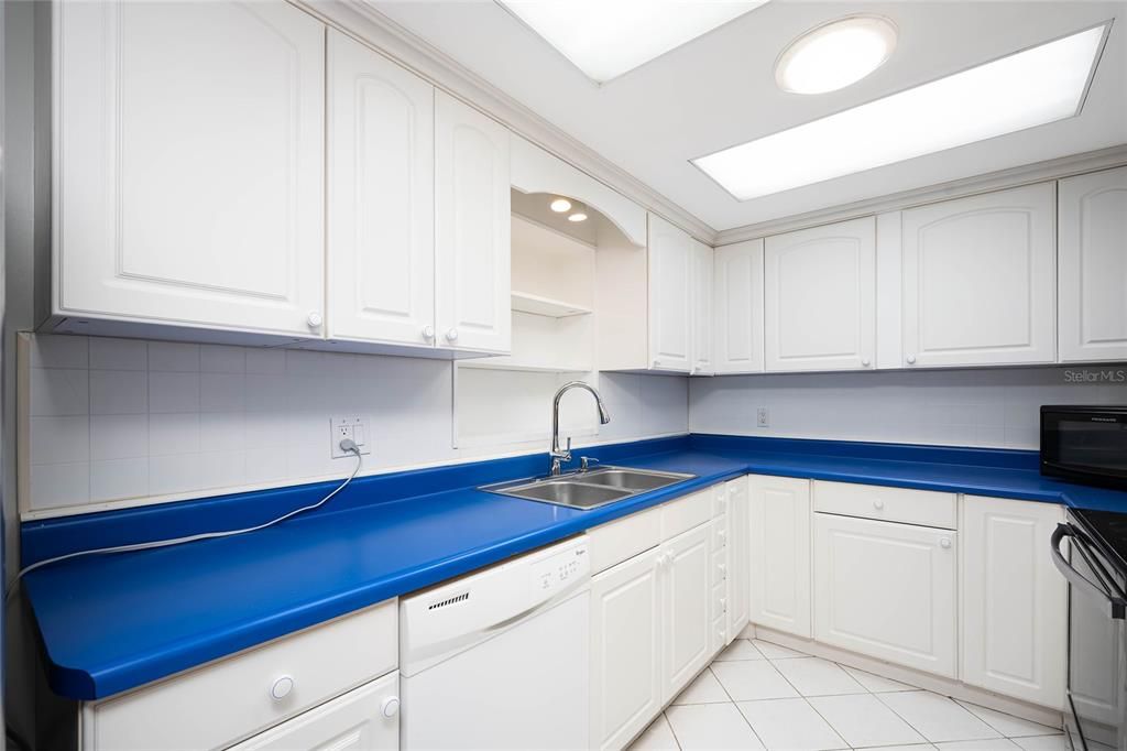 For Rent: $2,100 (3 beds, 1 baths, 1942 Square Feet)