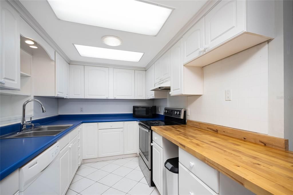For Rent: $2,100 (3 beds, 1 baths, 1942 Square Feet)