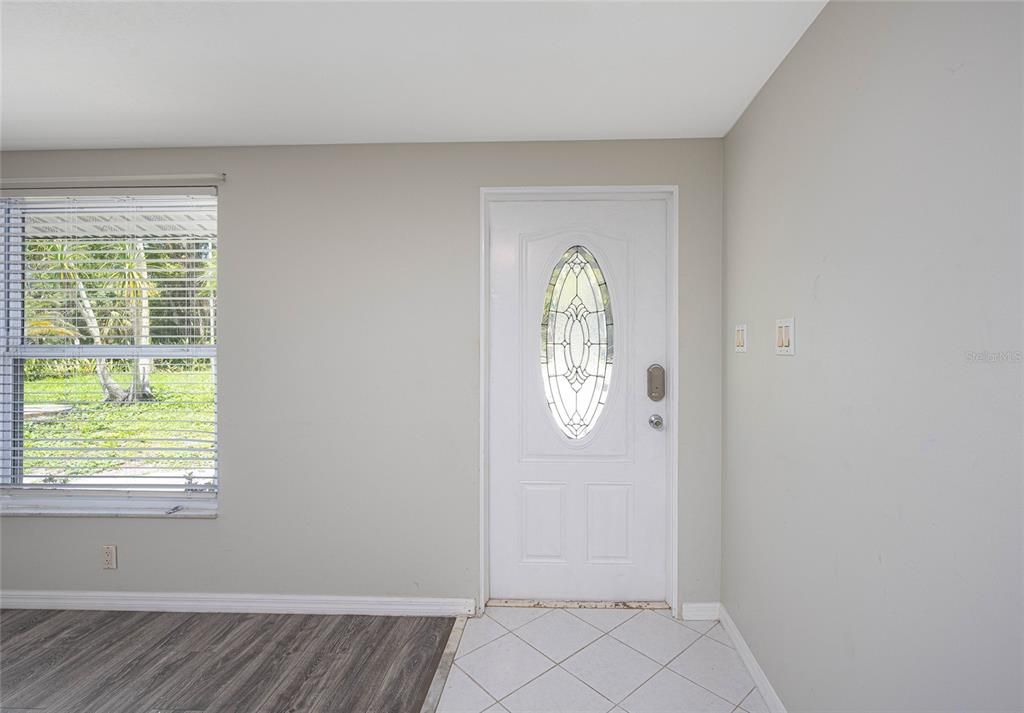 For Rent: $2,100 (3 beds, 1 baths, 1942 Square Feet)