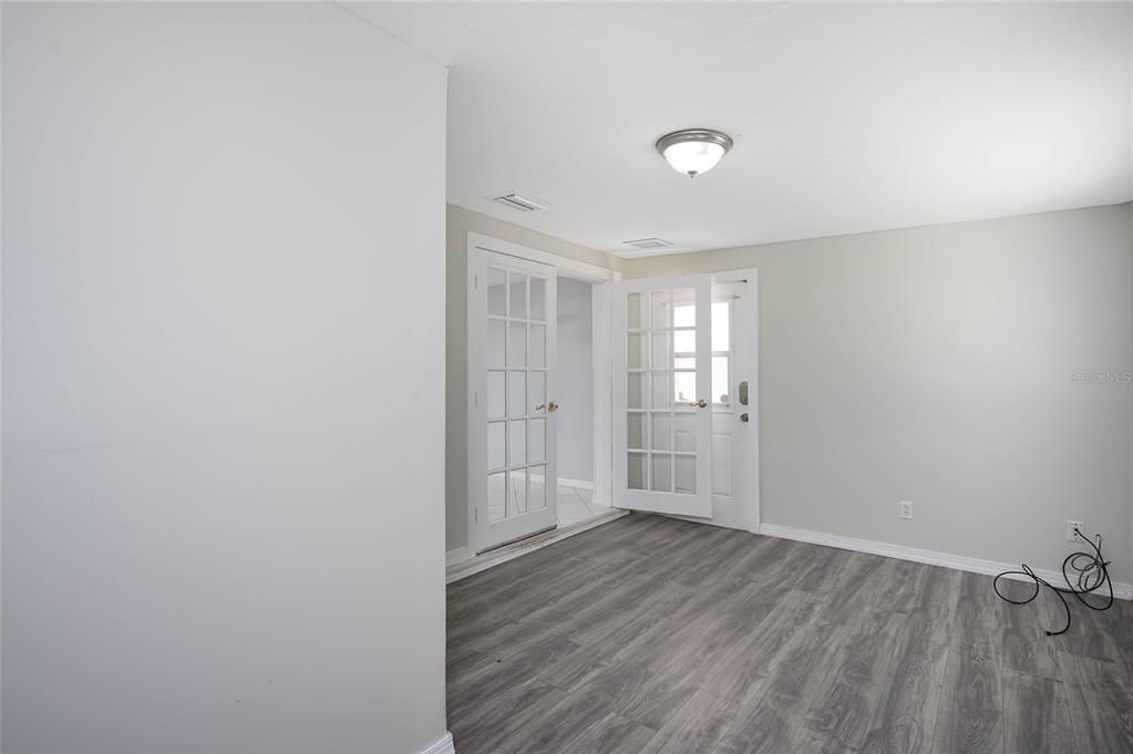 For Rent: $2,100 (3 beds, 1 baths, 1942 Square Feet)