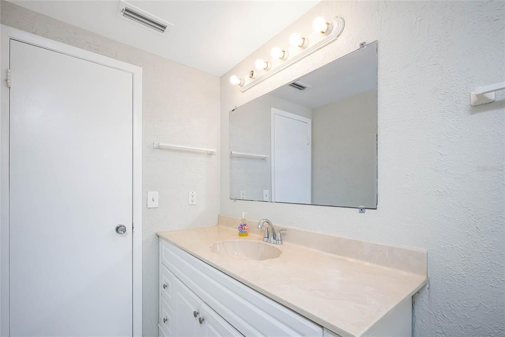 For Rent: $2,100 (3 beds, 1 baths, 1942 Square Feet)